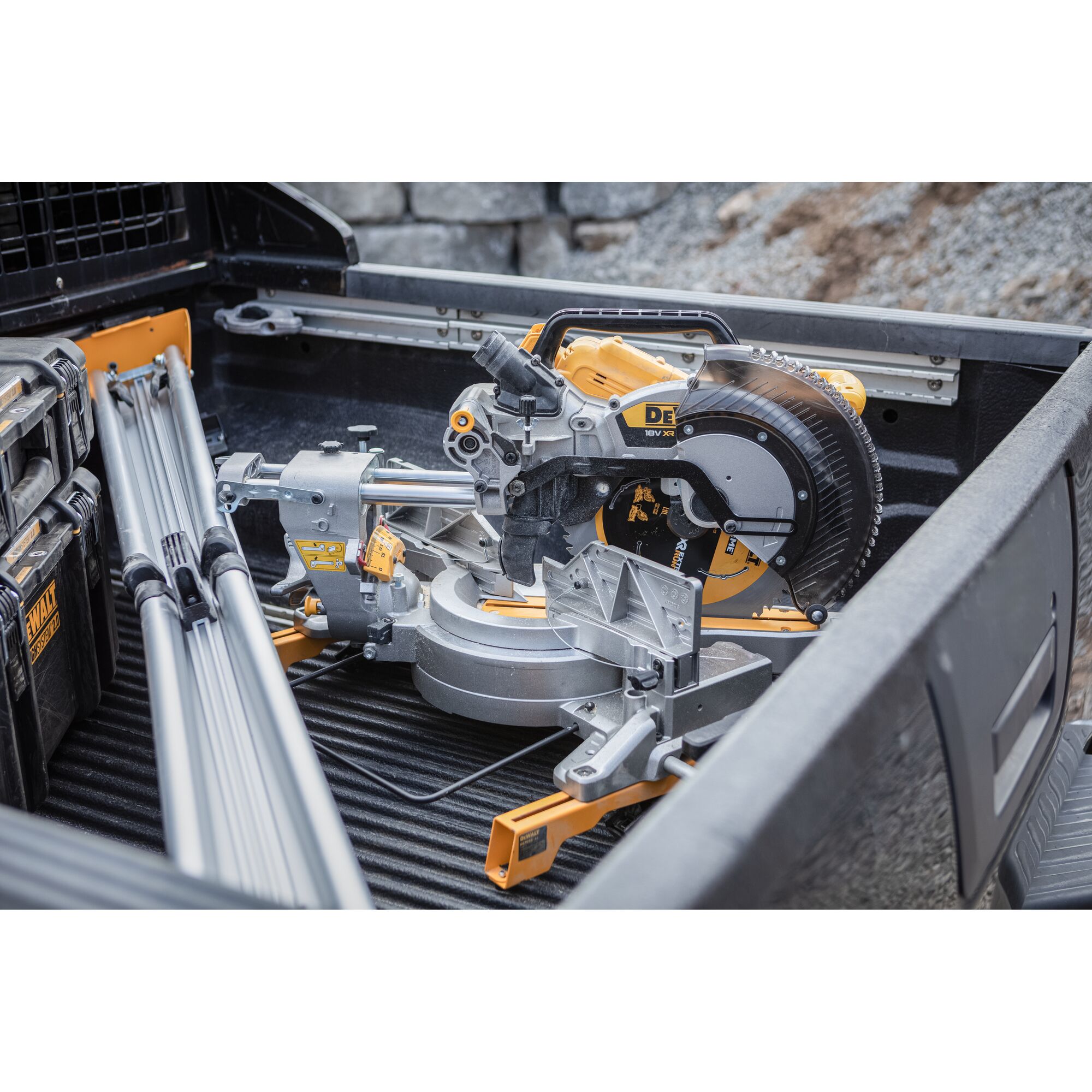 18V XR 305 mm Kapp-/Gjærsag - 2 x 8 Ah | DEWALT