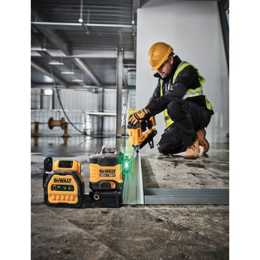 18V / 12V XR 3 x 360° Grønn linjelaser - 1 X 2Ah