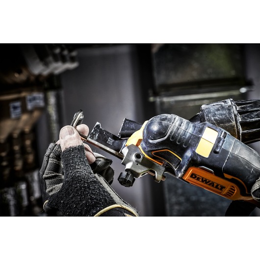 Multikutter 18V XR oscillerende, 4,0 Ah