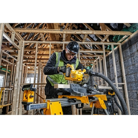 XR Flexvolt Kapp-/Gjærsag 216 mm - 2 x 6.0 Ah