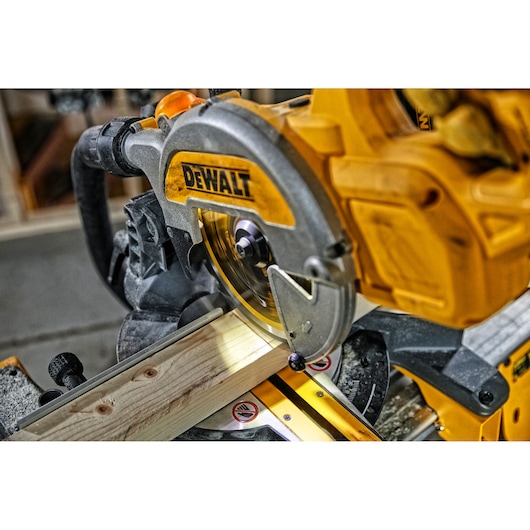 XR Flexvolt Kapp-/Gjærsag 216 mm - 2 x 6.0 Ah